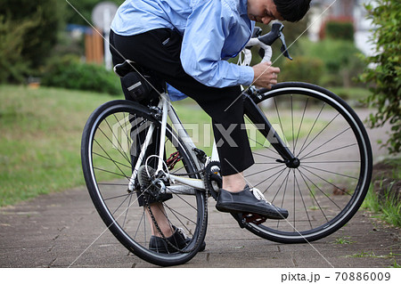 自転車のチェーンが外れた男性 自転車のチェーンが外れた男性 70886009