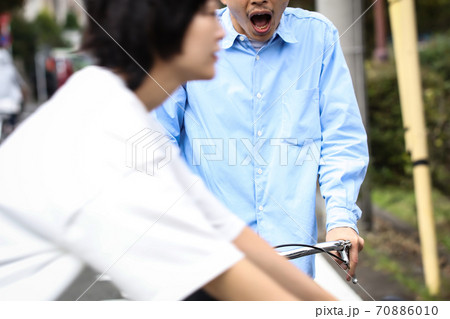 自転車の飛び出し　イメージ 70886010