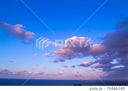 夕陽に染まる空 70886280