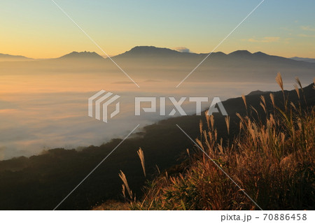 阿蘇雲海 日の出 の写真素材