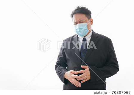 マスクをして腹痛に苦しむ男性 70887065
