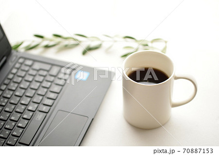 白バックに黒パソコン、緑のアイビーとコーヒー 白バックに黒パソコン、緑のアイビーとコーヒー 70887153