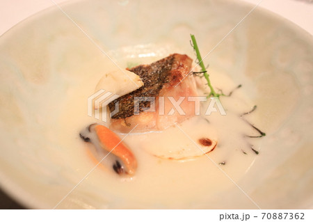 おいしい北海道産の青ソイとムール貝、白カブスープ おいしい北海道産の青ソイとムール貝、白カブスープ 70887362