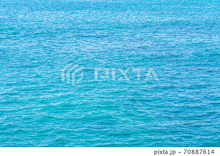真っ青な海面 70887614