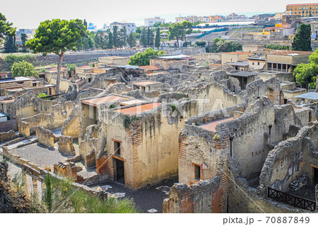 Ruins of the ancient Roman city of Herculanum on the shores of the Gulf of Naples 70887849