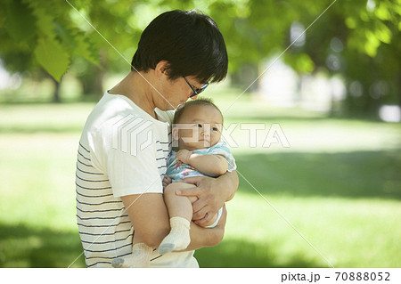 赤ちゃんを抱くお父さん 70888052