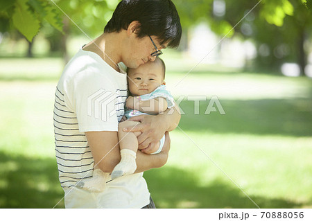 赤ちゃんを抱くお父さんの写真素材