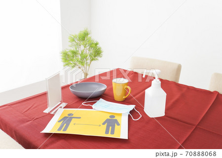 新型コロナウイルスレストランイメージ 70888068