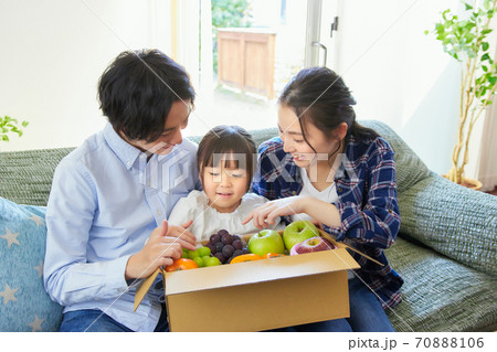 フルーツのお取り寄せに喜ぶ若い家族 フルーツのお取り寄せに喜ぶ若い家族 70888106