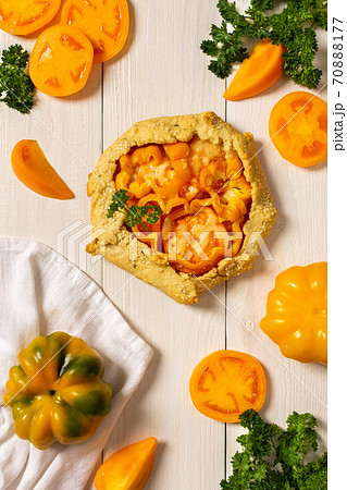 Pie with yellow tomatoes and bell peppers 70888177