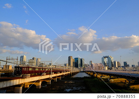 淀川河川敷から見た大阪駅周辺高層ビル群 都市景観 淀川河川敷から見た大阪駅周辺高層ビル群 都市景観 70888355