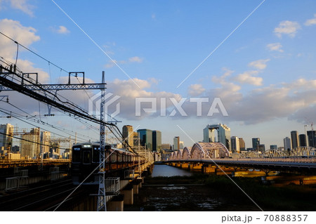淀川河川敷から見た大阪駅周辺高層ビル群   都市景観 70888357