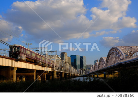 淀川河川敷から見た大阪駅周辺高層ビル群   都市景観 70888360
