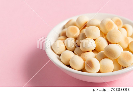 皿に盛られたボーロ お菓子 卵ボーロ 皿に盛られたボーロ お菓子 卵ボーロ 70888398