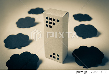 黒色の吹き出しとビル　クチコミ　評価　不動産　悪評 70888400