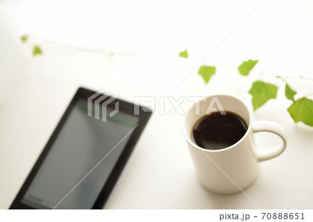 白バックにタブレット、コーヒーと緑のアイビー。 70888651