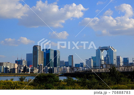 淀川河川敷から見た大阪駅周辺高層ビル群 都市景観 淀川河川敷から見た大阪駅周辺高層ビル群 都市景観 70888783