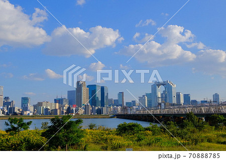 淀川河川敷から見た大阪駅周辺高層ビル群   都市景観 70888785