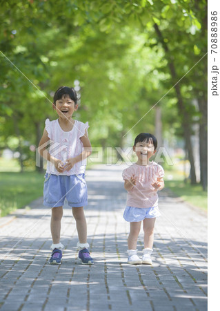 仲良し姉妹 70888986