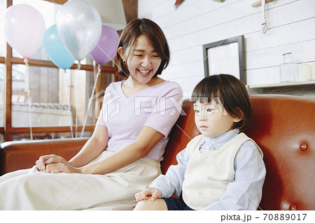 母親と子供 70889017