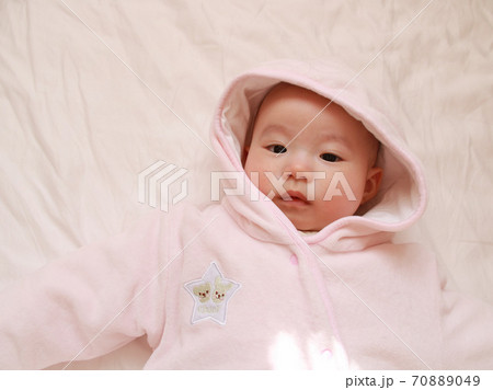 ピンクの防寒着の赤ちゃん ピンクの防寒着の赤ちゃん 70889049