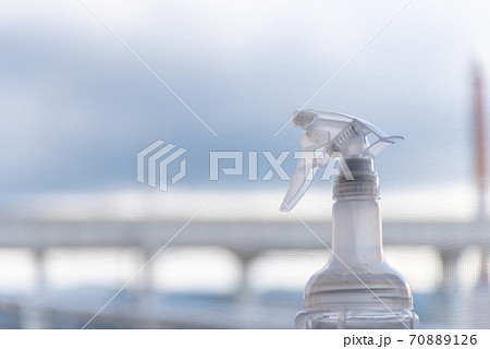 霧吹きと網戸 70889126