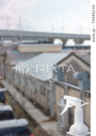 霧吹きと網戸 70889240