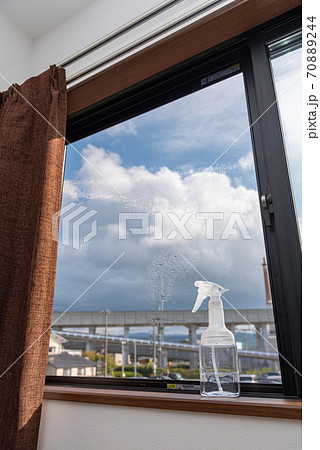 霧吹きと網戸 70889244