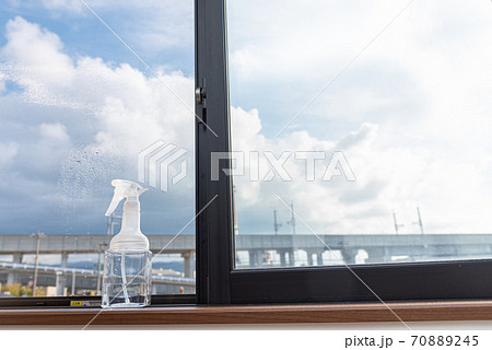 霧吹きと網戸 霧吹きと網戸 70889245
