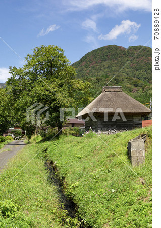御机の茅葺小屋と大山 70889423