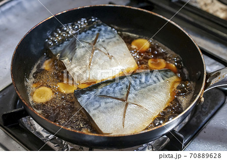 サバの煮付け（調理中） 70889628