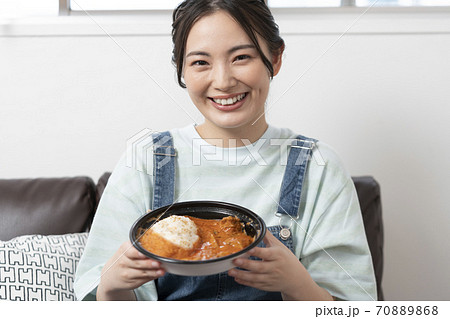 カレーの入ったお皿を持った若い女性 オンラインランチイメージ カレーの入ったお皿を持った若い女性 オンラインランチイメージ 70889868