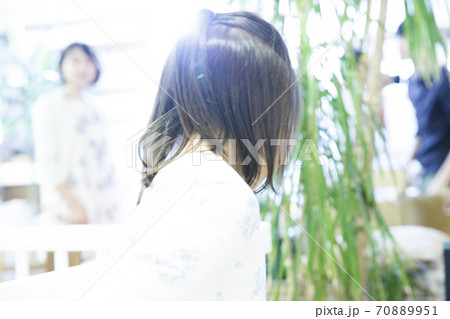 幼児の後ろ姿 70889951
