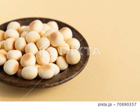 皿に盛られたボーロ お菓子 卵ボーロの写真素材