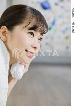 休憩する女性 休憩する女性 70890760