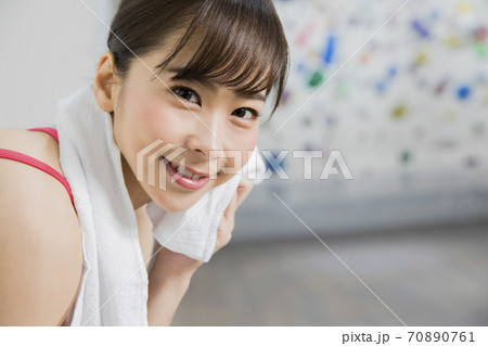 休憩する女性 70890761