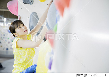 ボルダリングをする女性 70890821