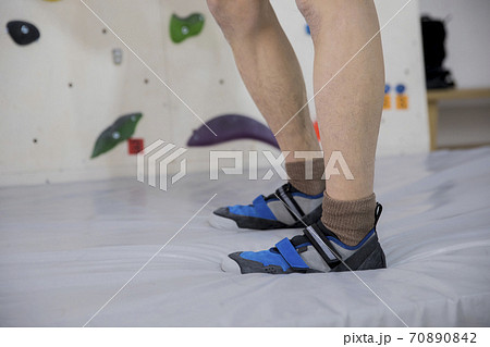 ボルダリングをする男性 ボルダリングをする男性 70890842