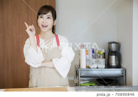 思い付く女性 70890846