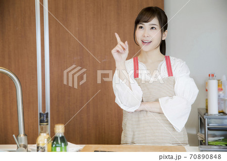 思い付く女性 思い付く女性 70890848