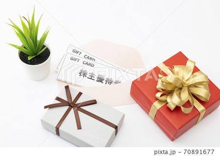 株主優待券とプレゼントBOX 70891677