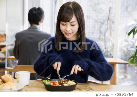 食事する女性客 70891764