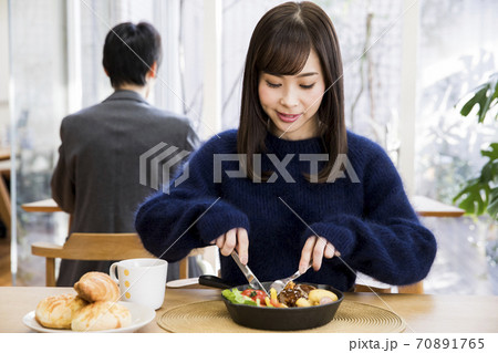 食事する女性客 70891765