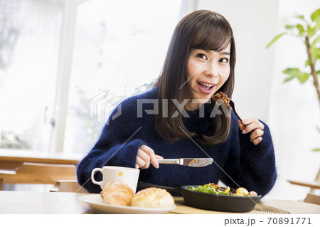 食事する女性客 70891771