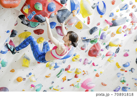 ボルダリングをする女性 70891818