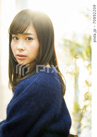 振り返る女性 70892209