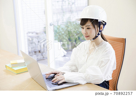 ヘルメットをかぶる女性 ヘルメットをかぶる女性 70892257