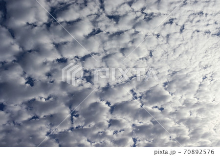 くもり雲の空 70892576