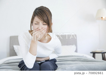 体調が悪い女性 70892661