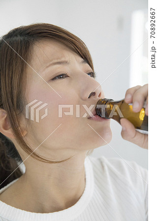 栄養ドリンクを飲む女性の写真素材